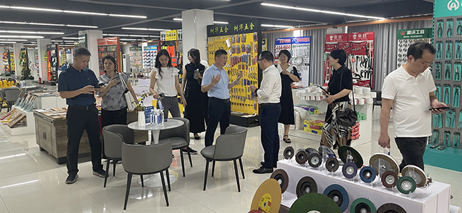 美洲客属商会张志伟一行来临沂五金城选品考察