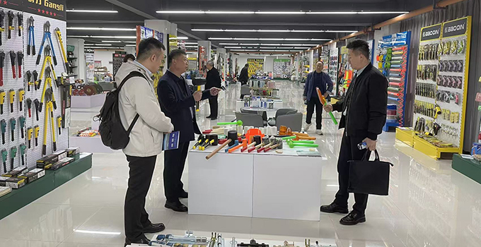 新疆建设兵团一行到临沂五金城参观调研