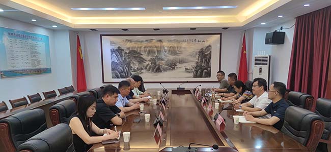 区人大常委会王晖青主任一行到五金市场调研