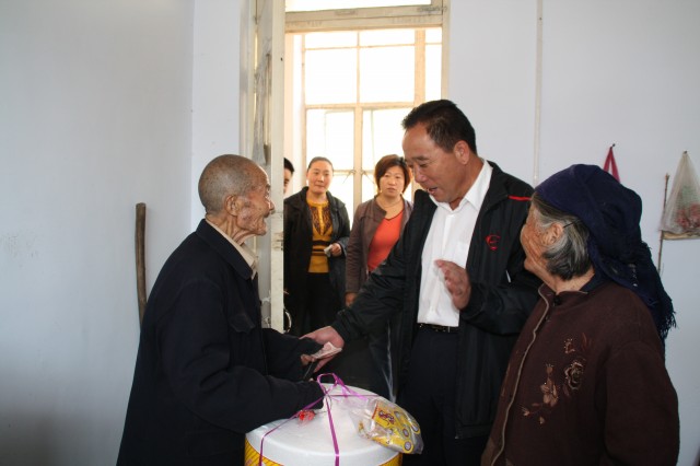 郁书记亲切探望老年人