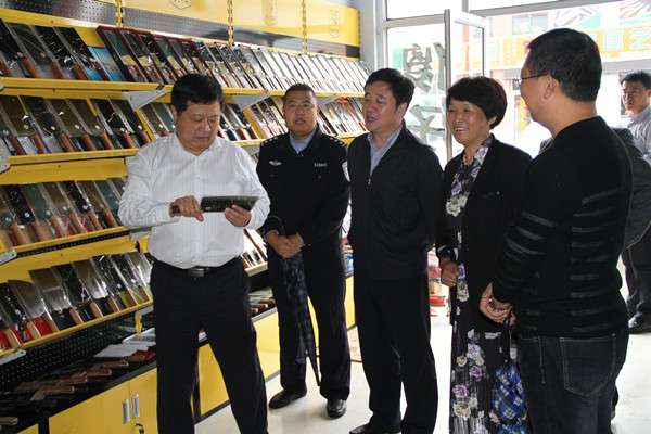 临沂市政府副市长,公安局长张春义来我五金市场检查