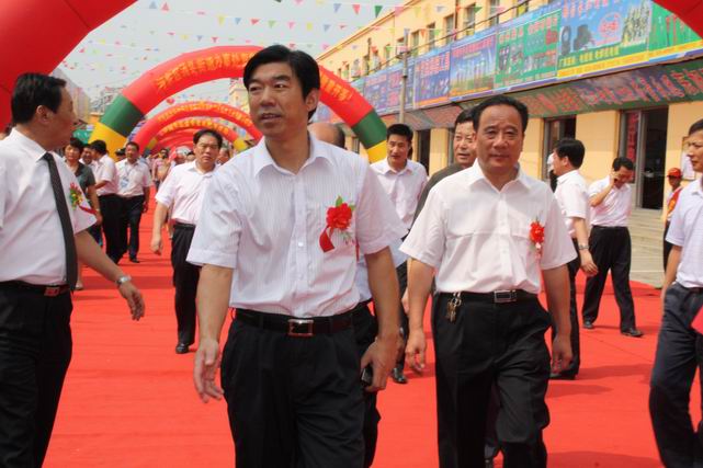 临沂市政府副市长刘彦祥,中共河东区委书记刘占仁,区长李枝叶步入会场
