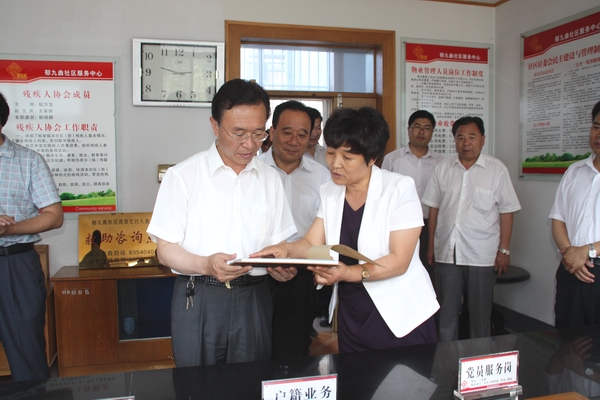 市委常委,纪委书记关华来我社区视察指导创城工作-郁